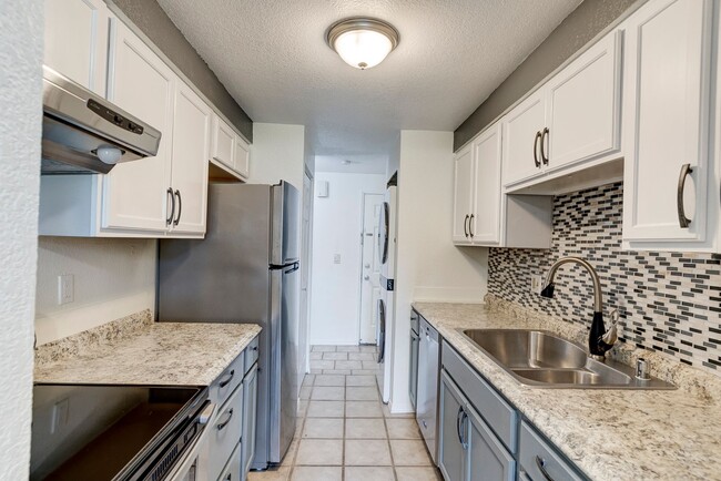 Building Photo - 2 Bedroom Downstairs Condo with Washer/Dry... Unit 102