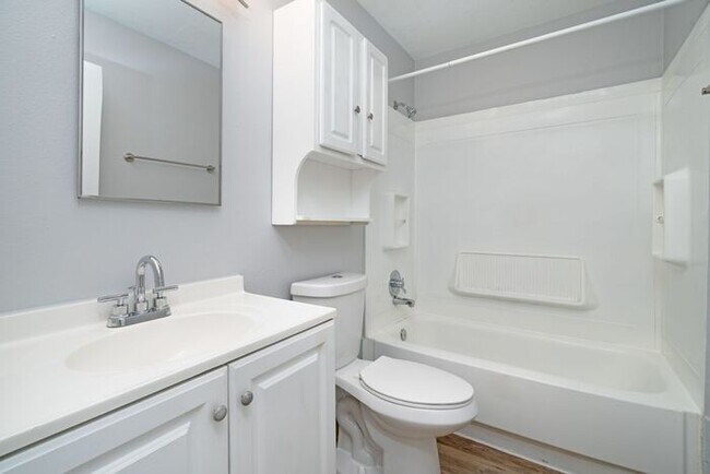 Photo - MOVE IN SPECIAL 1ST MONTH RENT FREE!! 2 bedroom unit!!