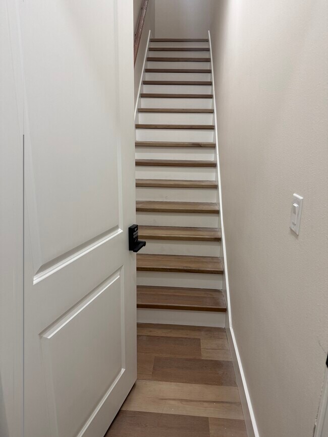 Stairs - 925 24th Ave N Unidad Half