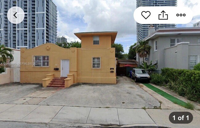 Building Photo - 215 NE 27th St Unit A