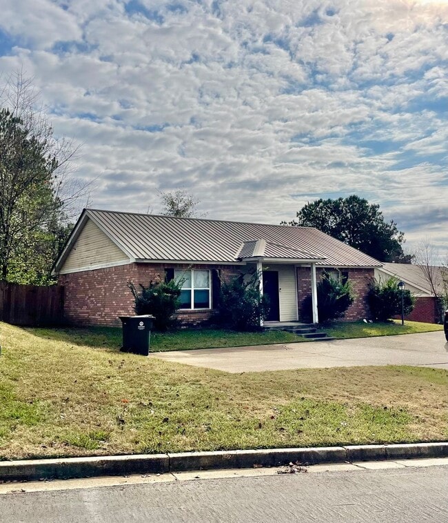 Building Photo - 2 BR 2 BA Fenced Yard