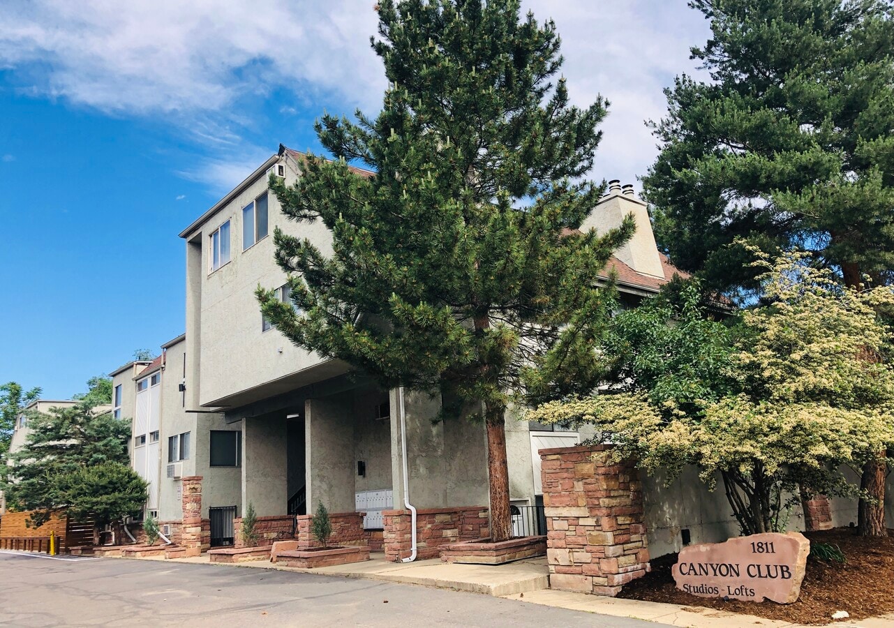Entry - Canyon Club Apartments