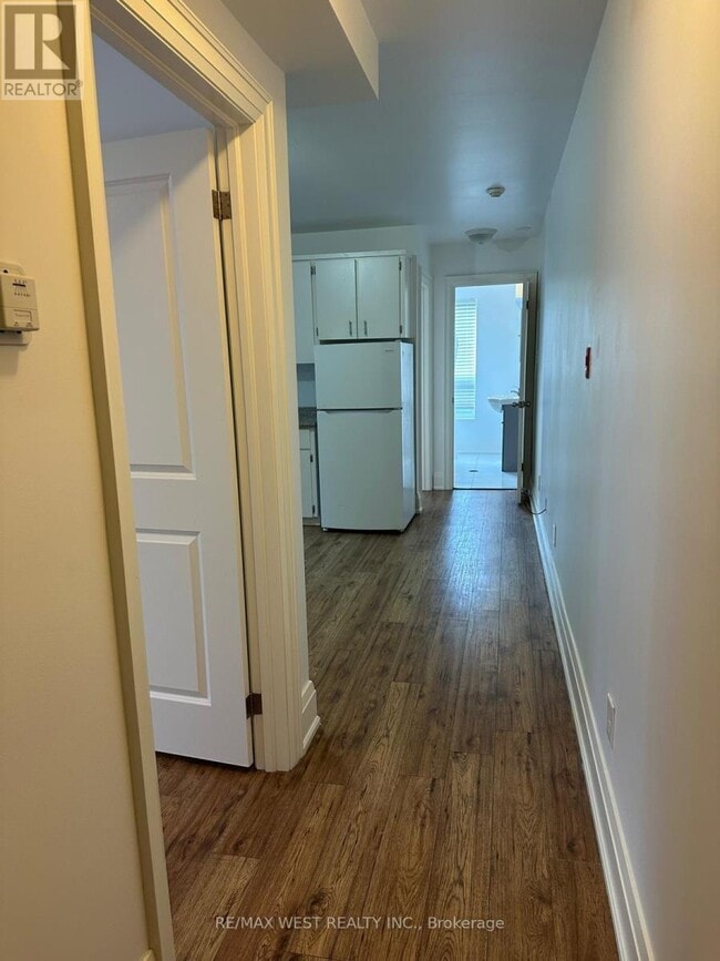 Photo - 398 College St