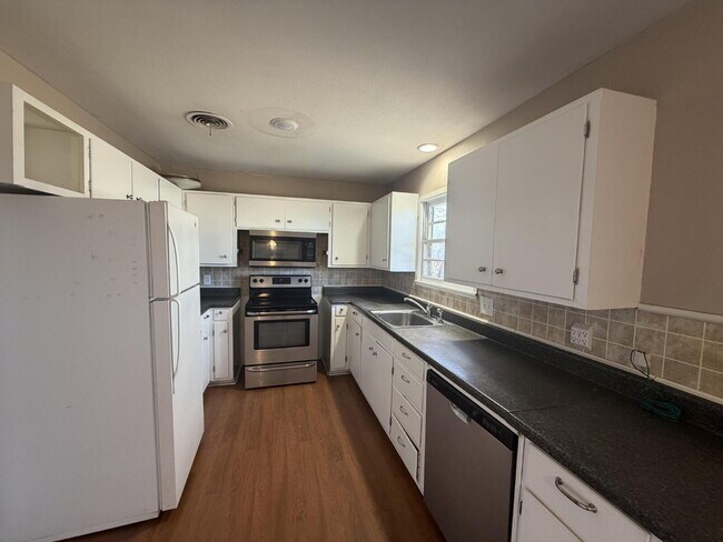 Photo - 2 Bed 2 bath House Located Near Medical District!