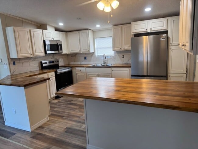 Photo - **3/2 Manufactured home near Boggy Creek Road/Taft** Unidad m9663c