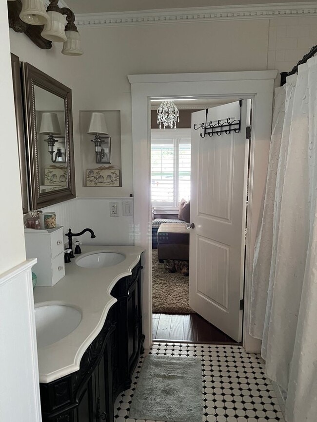 Photo - 1422 Court St