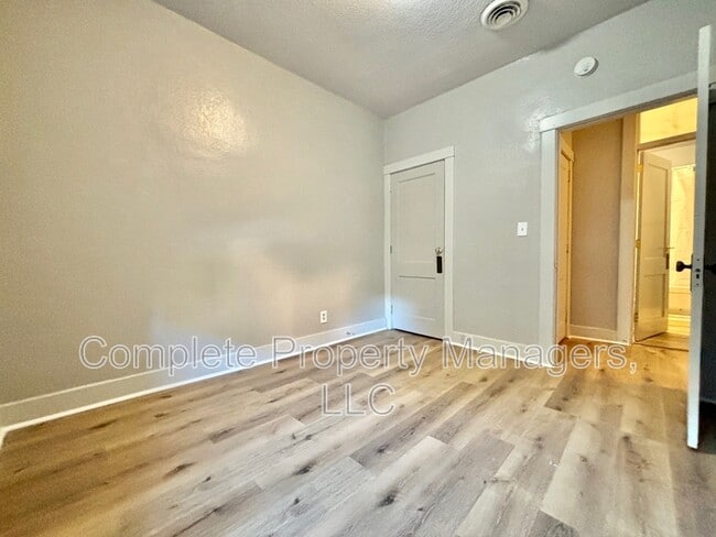 Photo - 325 E Washington St