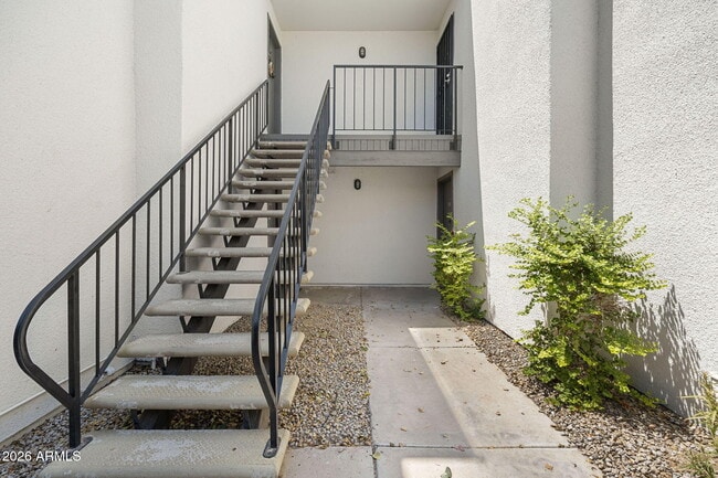 Building Photo - 740 W Elm St Unit 207