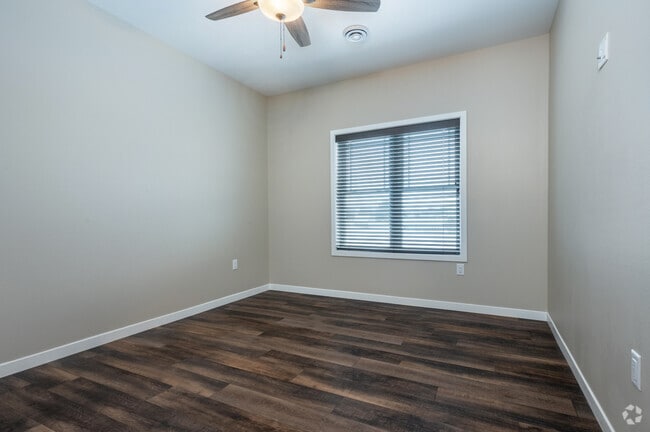 2BR, 1BA - 920SF