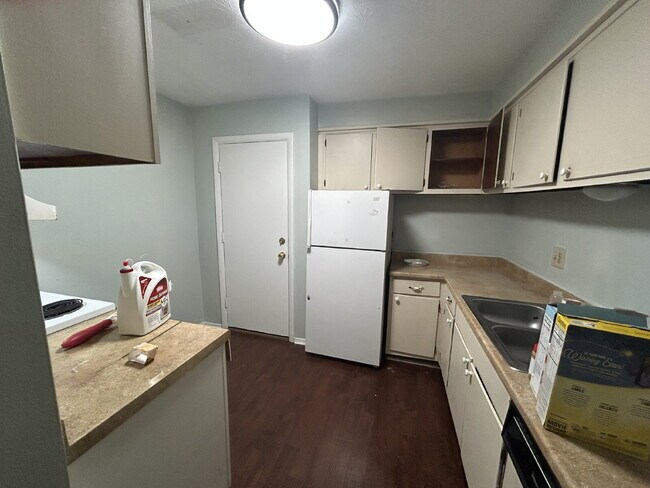 Oversized 1 Bedroom Upstairs Apartment For Rent!