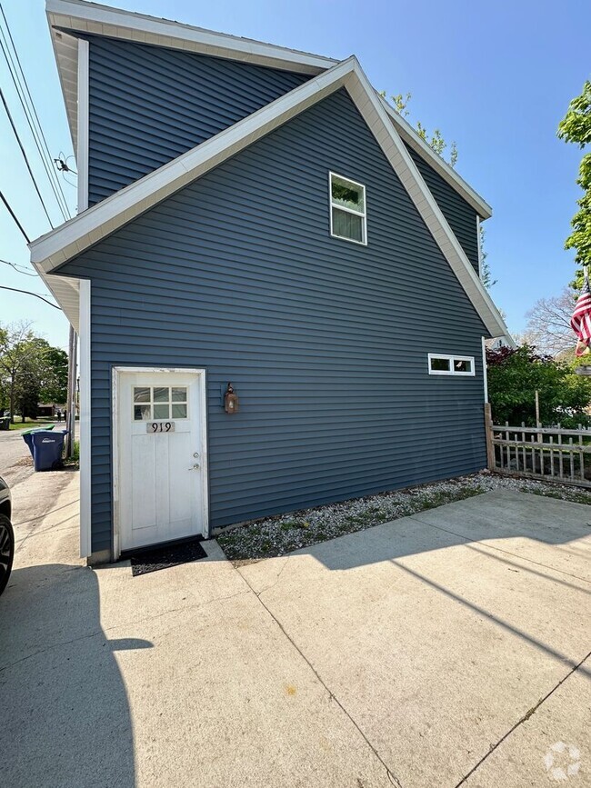 Building Photo - Live in the Heart of Town – Stylish Garage... Rental
