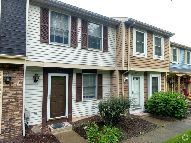 Building Photo - 2 Bed Townhouse in Baldwin/Whitehall