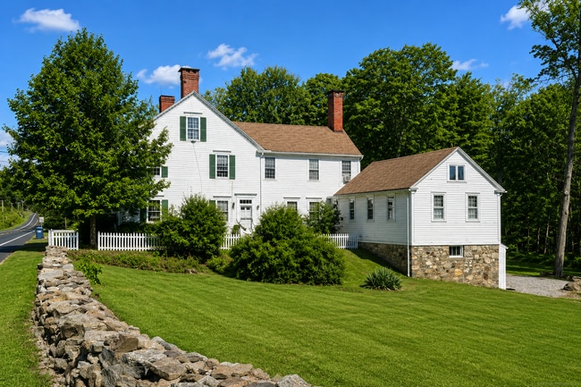 Photo - 562 Amity Rd
