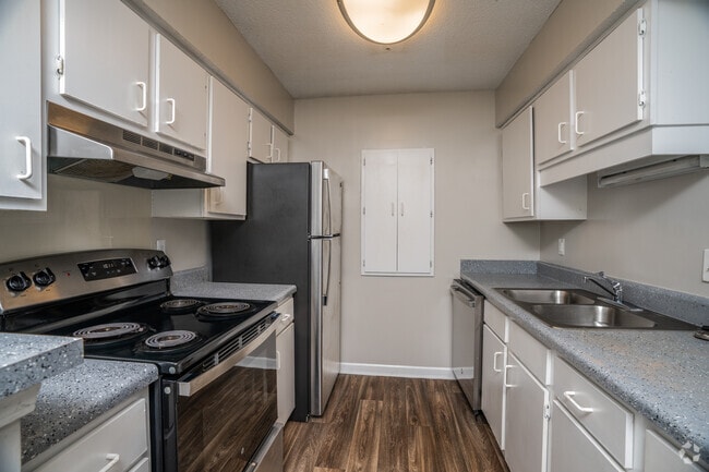 2BR, 2BA - 1,082SF - Kitchen