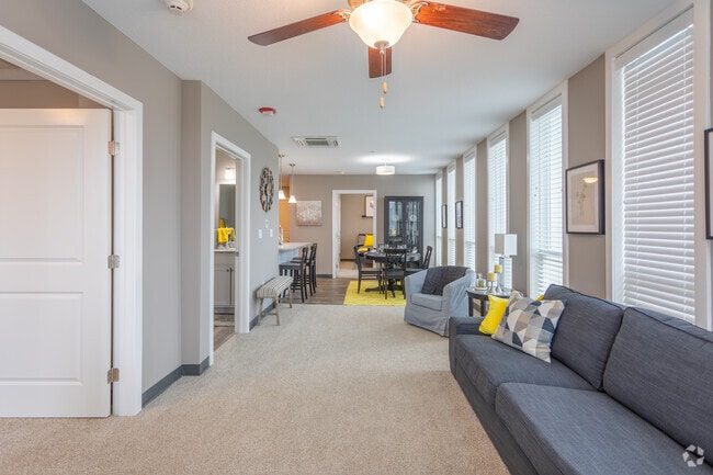 2BR, 1BA - The Majestic - 833 SF