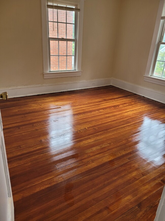 Photo - 668 Montrose Ave SE Unidad B