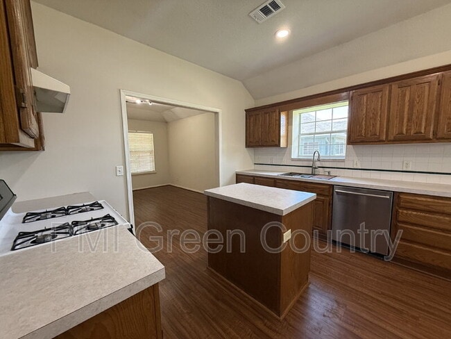 Photo - 1800 W Jefferson St