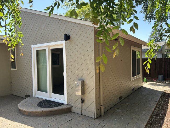 Ventana de entrada y trasera - 148 Kathryn Dr Casa Unidad 1