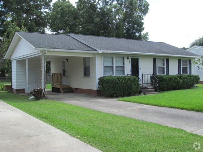 Building Photo - 3 Bed 1 Bath House with Spacious Backyard
