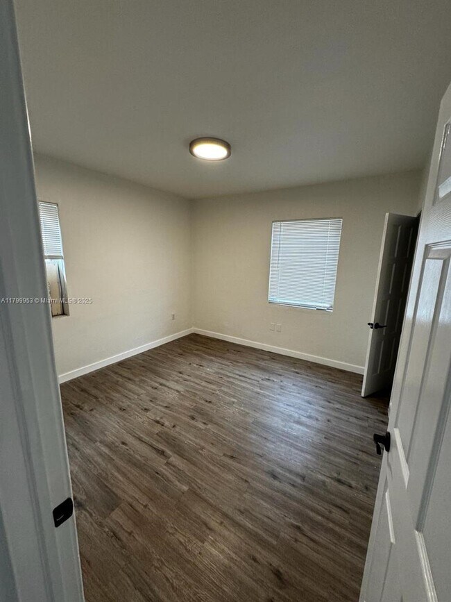 Photo - 541 SW 7th St Unidad 4