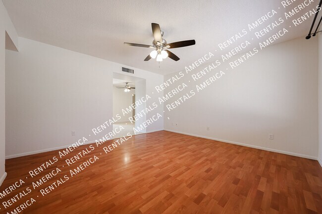 719 W Palomino Dr