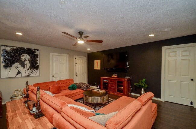 Building Photo - 4315 Fernwood Dr