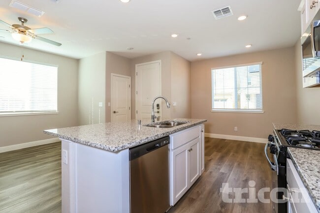 Photo - 1295 Victorian St