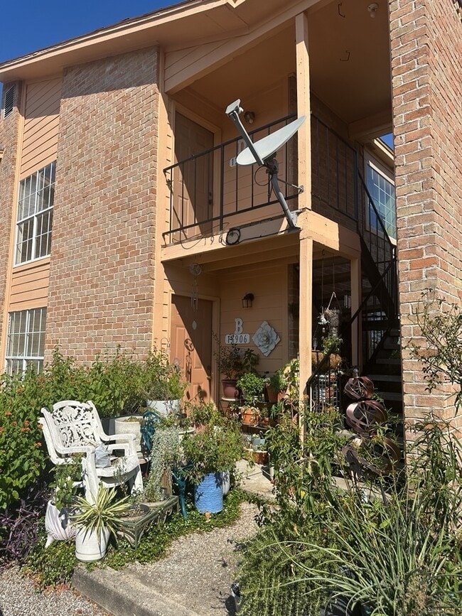 Building Photo - 13906 Buckingham Dr Unit D