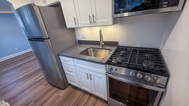 Building Photo - 2207 Sulgrave Ave Unit 2