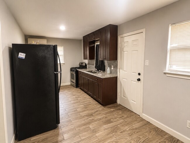 Photo - 2303 Hadley St
