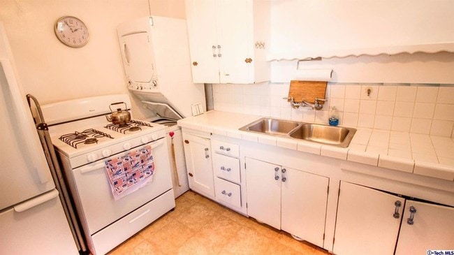 Kitchen - 3682 Edenhurst Ave Unit 3682