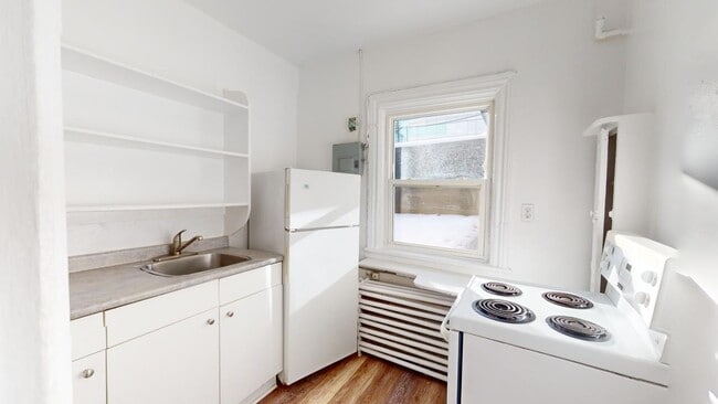 Photo - 212-1/2 Bank Street