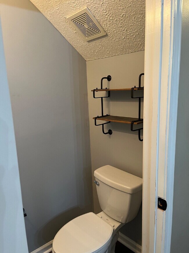 "Spacious 3-Bedroom Townhouse Retreat with Fireplace & Hardwood Floors in Antioch!"