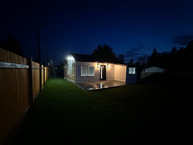 Building Photo - 1747 NE 147th St Unit 2