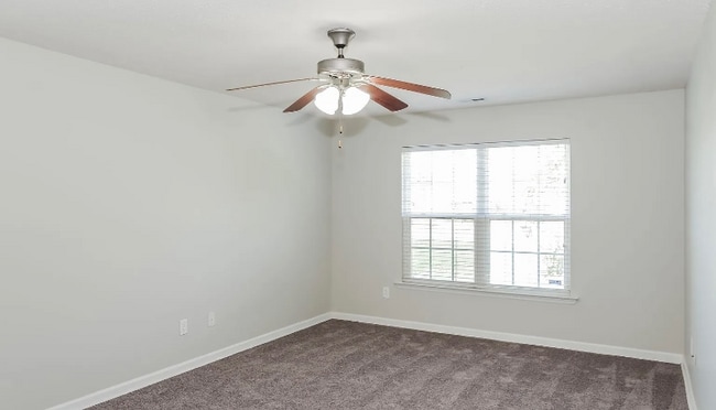 Photo - 116 NW Wittington Ln