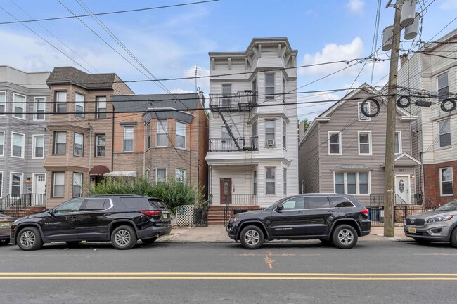 Building Photo - 149 Bowers St Unit 3