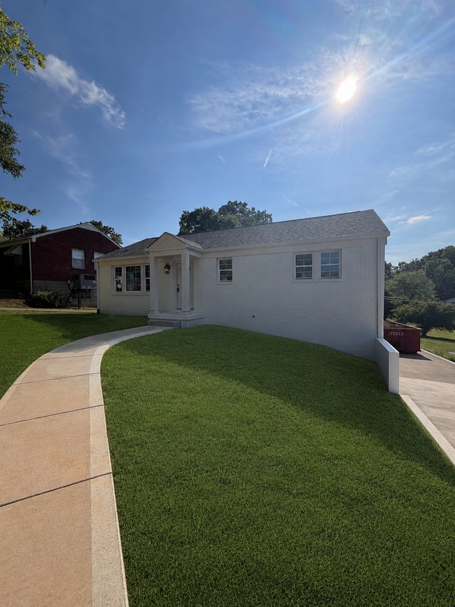 Building Photo - Beautiful Renovated 4 Bedroom Home For Rent With a Large Bonus Room!