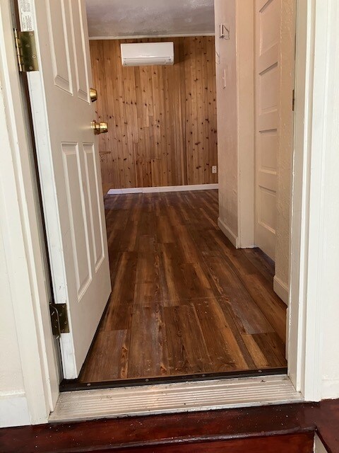 Entryway - 1409 N Fife St