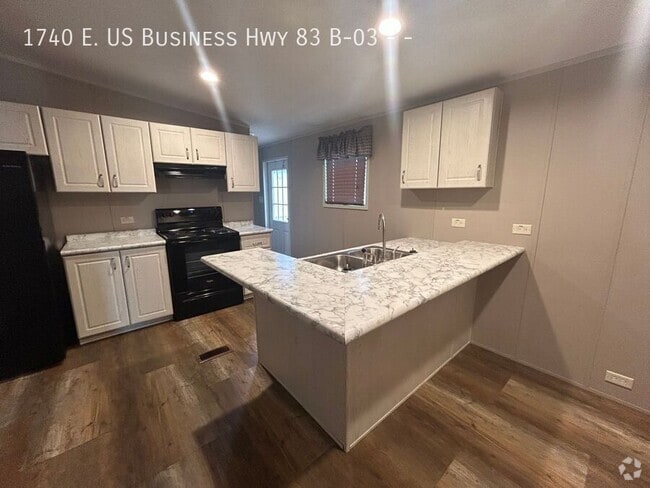Building Photo - 3 B St Rental
