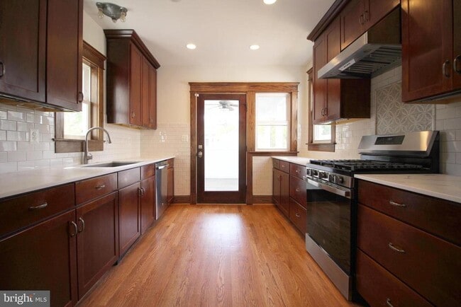 Photo - 2417 Otis St NE