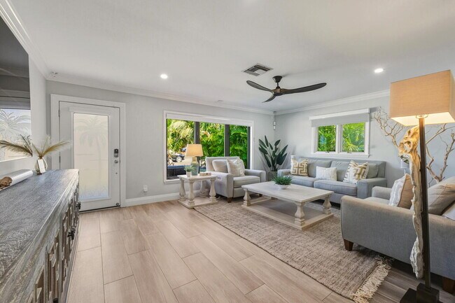 Naples Park PET FRIENDLY POOL HOME - 3BDRM. 2 BATHS
