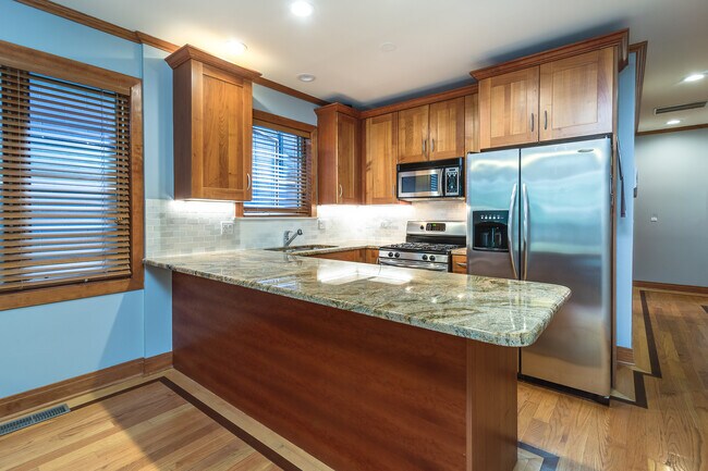 Photo - 1031 N Marshfield Ave Unit 2