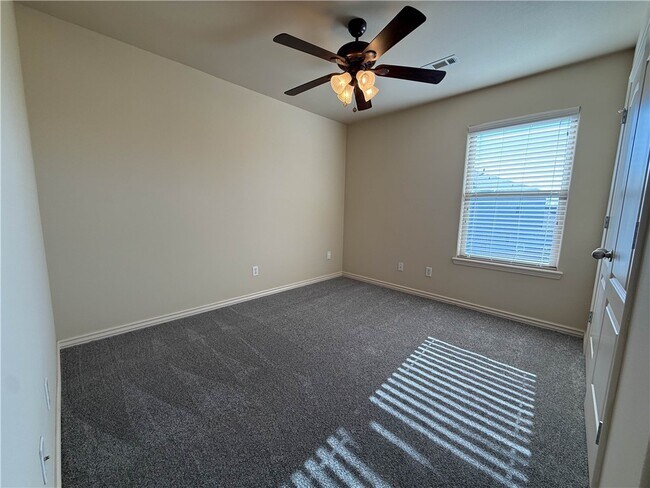 Photo - 902 Oakwood Ln