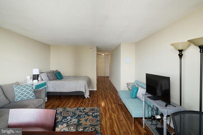 Photo - 2018 Walnut St Unit 17F