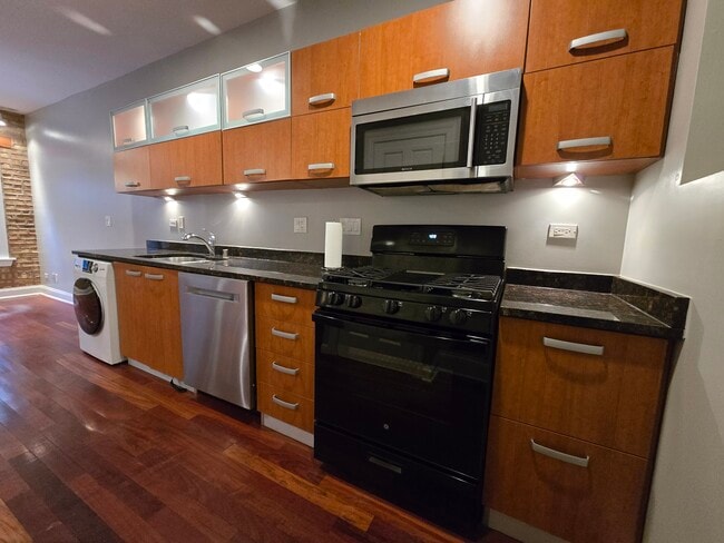 Photo - 1360 W Estes Ave Unidad Sun-Drenched 1BR Condo wi