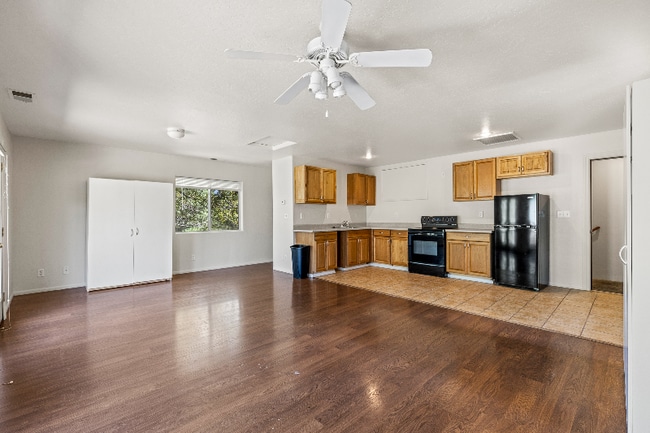 Photo - 1310 E Trevor Way Unidad STUDIO