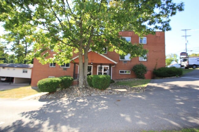 CAMBRIDGE APTS -- 043