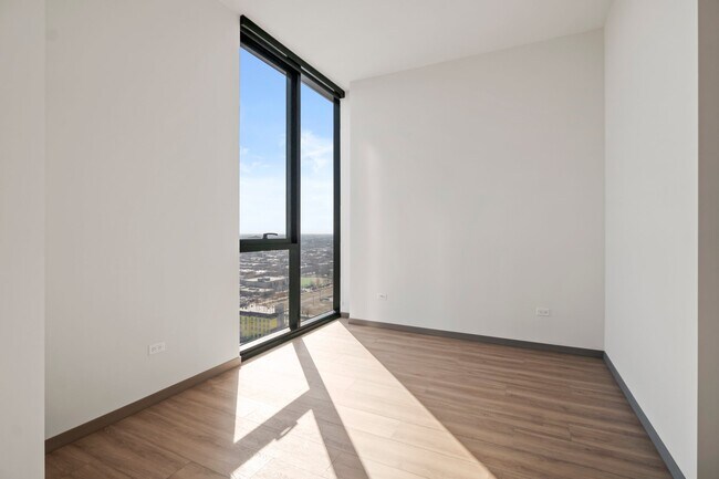 Photo - 552 S Damen Ave