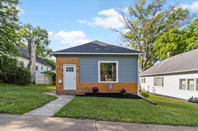 Building Photo - 319 Elm St