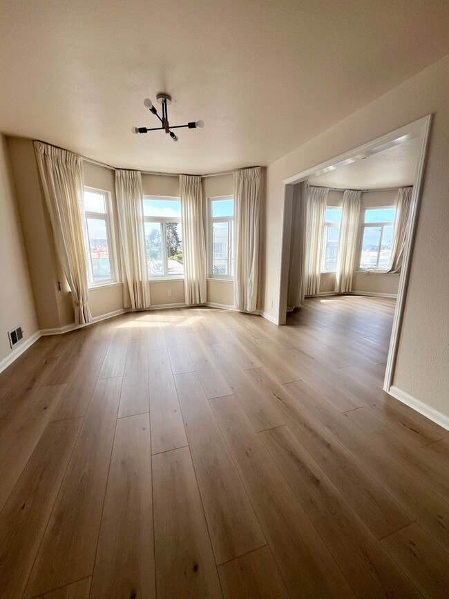 Building Photo - Top Floor 4x2 Rental